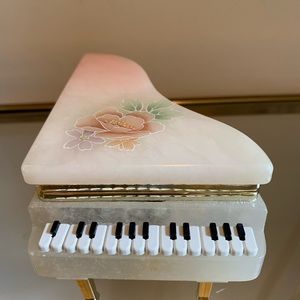 Alabaster musical jewelry box made in Italy